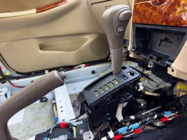 Araç Aktarım Konsolu Tamir ve Parçalanmış İç Parçaları