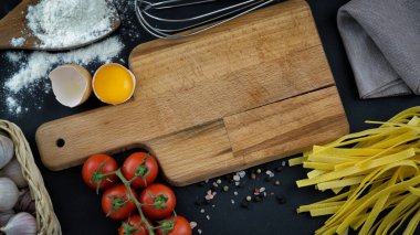 İtalyan ev yapımı makarna tagliatelle malzemeleri un ve vişneli domates sarısı.