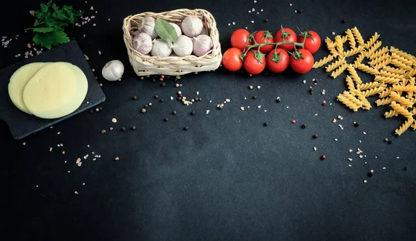 Plato Plano Pasta Italiana Ingredientes Mesa Ajo Tomates Queso — Foto de Stock