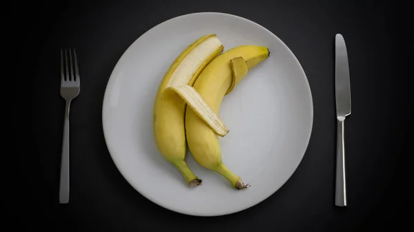 Dieet Concept Beeld Van Banaan Knuffelen Een Andere Banaan Een — Stockfoto