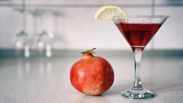 Margarita, nar ve yaz taze kokteyli ile bardağı kapat.