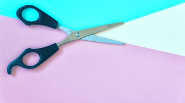 Renkli arka planda düz makas yatağı minimalist pastel renkli arka plan saç stili fotokopi alanı logosu