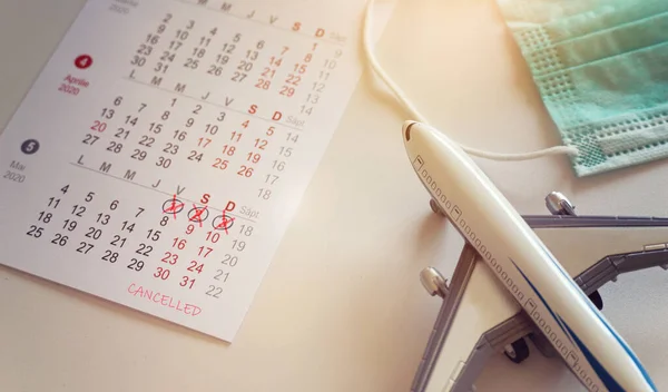 Primer Plano Del Avión Juguete Calendario Máscara Quirúrgica Vacaciones Viaje — Foto de Stock