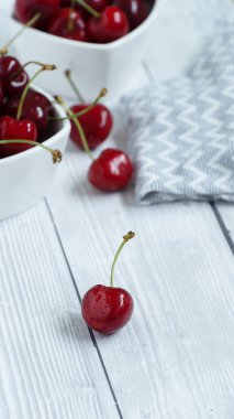 Taze meyve, olgun kiraz ve su damlacıklarını yakından izleyin. Taze antioksidan diyeti Yaz meyveleri