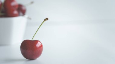 Taze meyve, olgun kiraz ve su damlacıklarını yakından izleyin. Taze antioksidan diyeti Yaz meyveleri