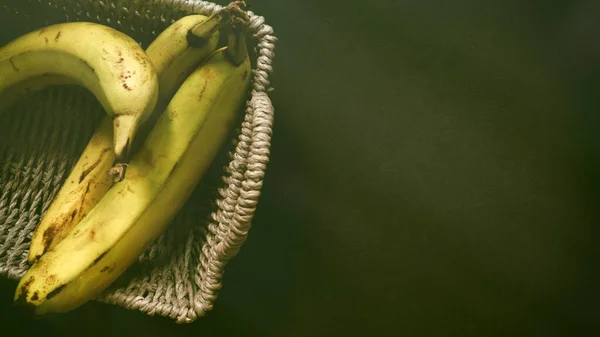 果実バスケットに熟したバナナのフラットレイアウト黒の背景コピースペースに低キー写真まだ人生シンプル — ストック写真