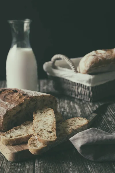 Dilimlenmiş ev yapımı ciabatta ve ahşap masa yemeği blogu tarifi uzay kahvaltısı fikrini taklit ediyor.