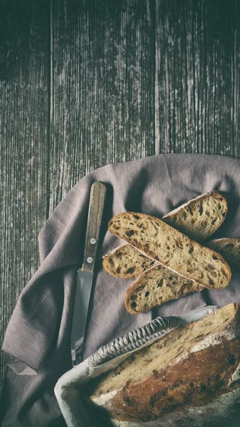Ev yapımı ciabatta ekmeği düz bir şekilde ahşap masa yemeği blogu formülü kopyalama alanı