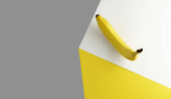 香蕉平铺在彩色背景上抽象几何形状的错觉 — 图库照片