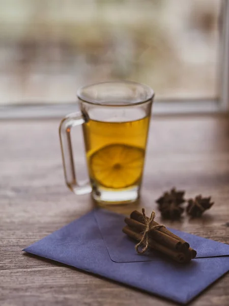 Bir fincan limonlu sıcak çay bal ve tarçın zarfın üzerine kurumuş yıldız anason (anason) ile yapıştırılır. Soğuk sezonluk bitkisel detoks. Metin alanını kopyala