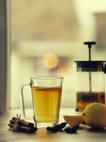 Bir bardak limonlu sıcak çay bal ve tarçınlı çubuk ve kurutulmuş yıldız anason (anason). Soğuk mevsim bitkisel içecek detoksu. Metin alanını kopyala