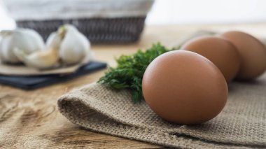 Sabah yumurtası, dereotu ve maydanoz.