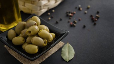 Zeytin ve zeytin yağı mozaik biber malzemelerini kapatır.