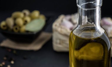 Zeytin ve zeytin yağı mozaik biber malzemelerini kapatır.