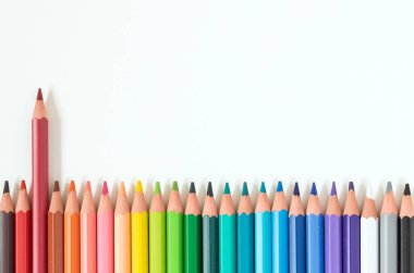 Renkli kalemlerin beyaz arkaplan fotokopi alanı üzerinde sıralanması