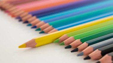 Renkli kalemleri üst üste dizin.