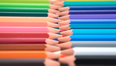 Renkli kalemleri üst üste dizin.