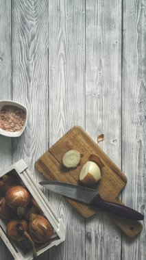 Tahtada taze kesilmiş soğan yatıyordu.