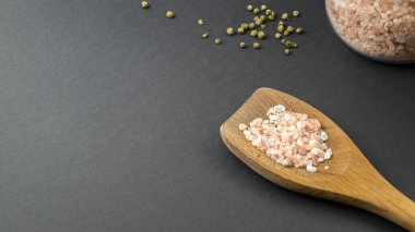 Himalaya tuzu ve yeşil biber