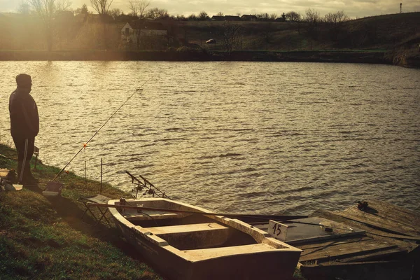 Morgonlandskap Och Siluett Fiskare Vid Sjön Med Båtar Och Fiskeredskap — Stockfoto