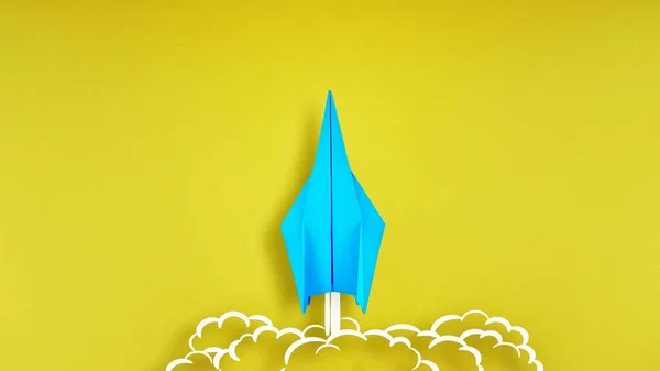 Avion Origami Bleu Sur Fond Jaune Avec Fumée Qui Sort — Photo