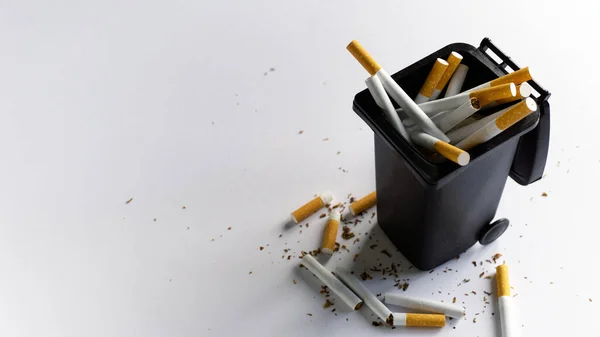 Tirar Cigarrillos Cubo Basura Dejar Fumar Concepto Adicción Mal Hábito — Foto de Stock