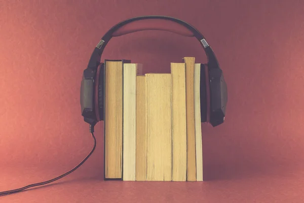 Kopfhörer Auf Stapel Von Büchern Lesen Süchtig Ebook Hörbuchkonzept — Stockfoto