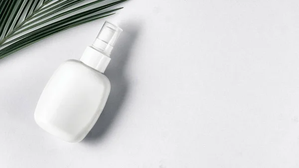 Yeşil yapraklı güzellik salonu afişi ile kurulmuş organik SPA kozmetik şişe modellemesi.