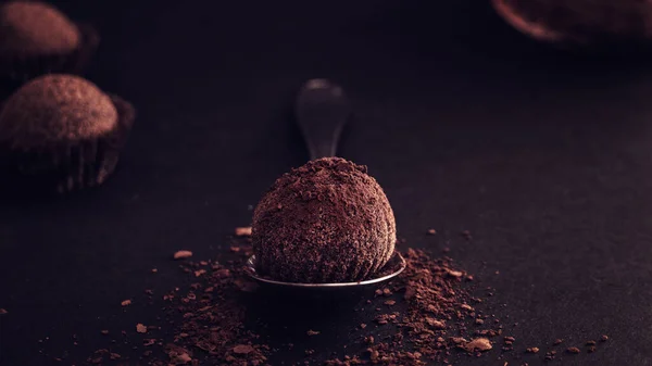 Nahaufnahme Von Belgischen Trüffeln Mit Kakaopulver Auf Schwarzem Holztisch — Stockfoto