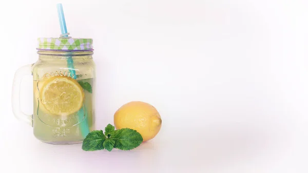 Nane, buz ve mason kavanozunda taze limon dilimleri ile ev yapımı limonata.