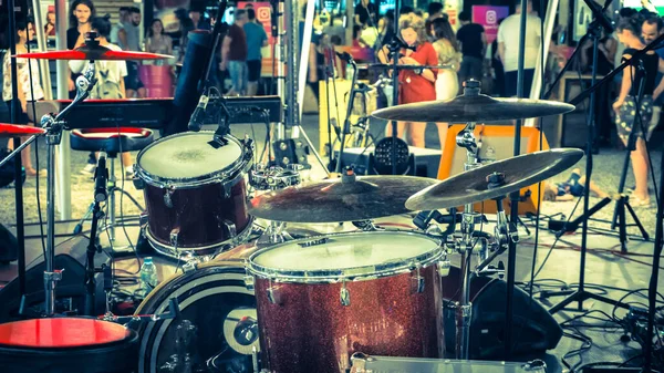 Festival açık hava müzik kırmızı davul perküsyon enstrümanları sahne halkları