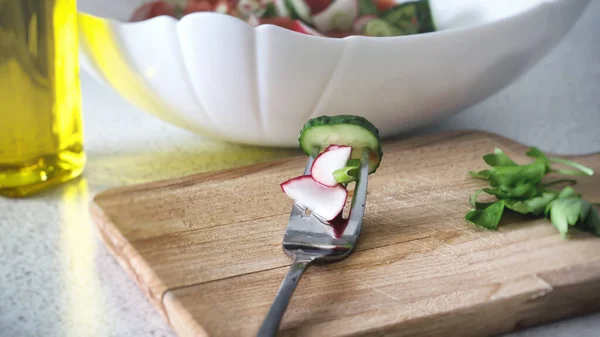 Yaz taze sebze salatası salatalık domates ve turplar vejetaryen gıda vitamini.
