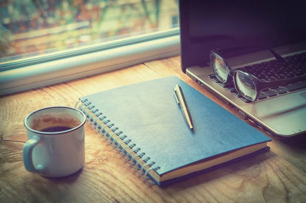 Ofis masası kahve dizüstü bilgisayarı.