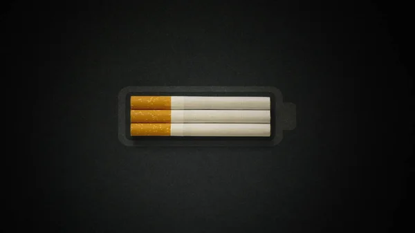 タバコはあなたのエネルギー電池レベルを排出低コンセプト禁煙コンセプト悪い習慣中毒 — ストック写真