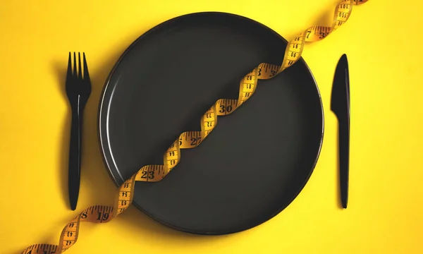 黒いプレート上のテープ測定のトップビュー不健康な食事を停止します 食事のコンセプト 健康的なライフスタイル — ストック写真