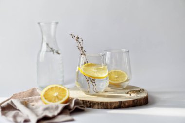 Taze doldurulmuş detoks suyu, limon ve kekik yağı tarifi.