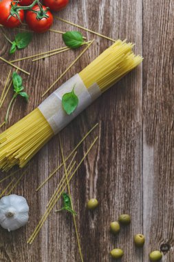 Dümdüz uzayda makarna tarifi domatesler sarımsak ve fesleğen.