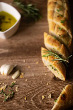 Ev yapımı vejetaryen sandviç, tereyağlı sarımsaklı ciabatta baget ekmeği.