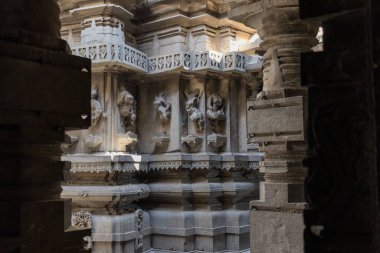 kafatası bazalt taşına oyulmuş heykel