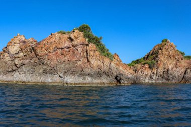 Ayrıca Altın Kayalar olarak da bilinir, sabahın erken saatlerinde kayaların üzerine düşen güneş ışınları onu altın gibi gösterir!.