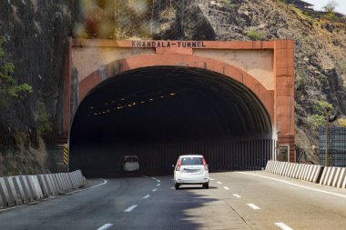 17 Mart 2021, maharashtra Hindistan Khandala tüneli girişi, içerisi karanlık.