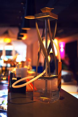 Fahişeler sigara içer.