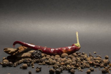 Kırmızı biber ve karabiber sosu.