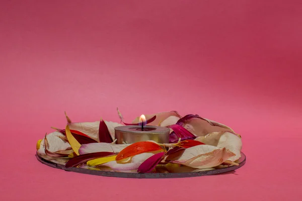 Duftkerze Mit Blütenblättern — Stockfoto