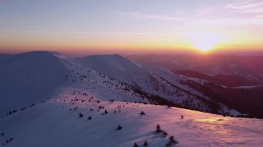 Dağlarda güzel bir gün batımı. Kış Dağları. Ukrayna Karpatlarının güzel manzaraları. Ukrayna.