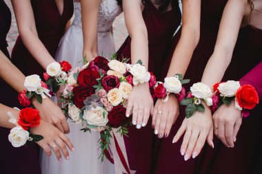 Tarçın ve portakallı kahve beyaz bir masada.