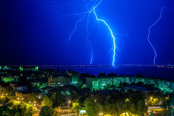 Yakın köprü çaktı şimşek