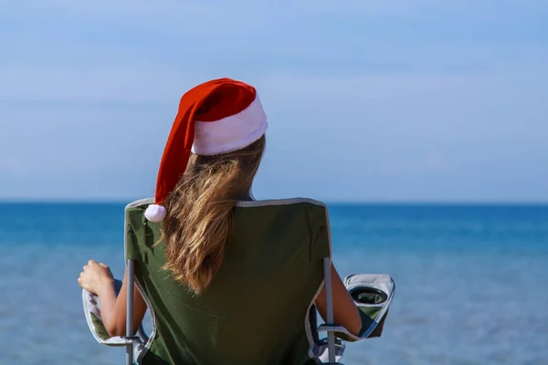 Sylwester Plaży Nad Morzem Dziewczyna Świątecznym Kapeluszu Opala Się Słońcu — Zdjęcie stockowe