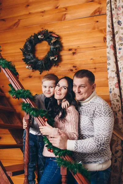 Rodina Spolu Slaví Vánoce Rodiče Dítětem Mezi Slavnostními Interiéry — Stock fotografie