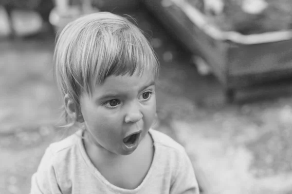 Bambina Con Bocca Spalancata — Foto Stock